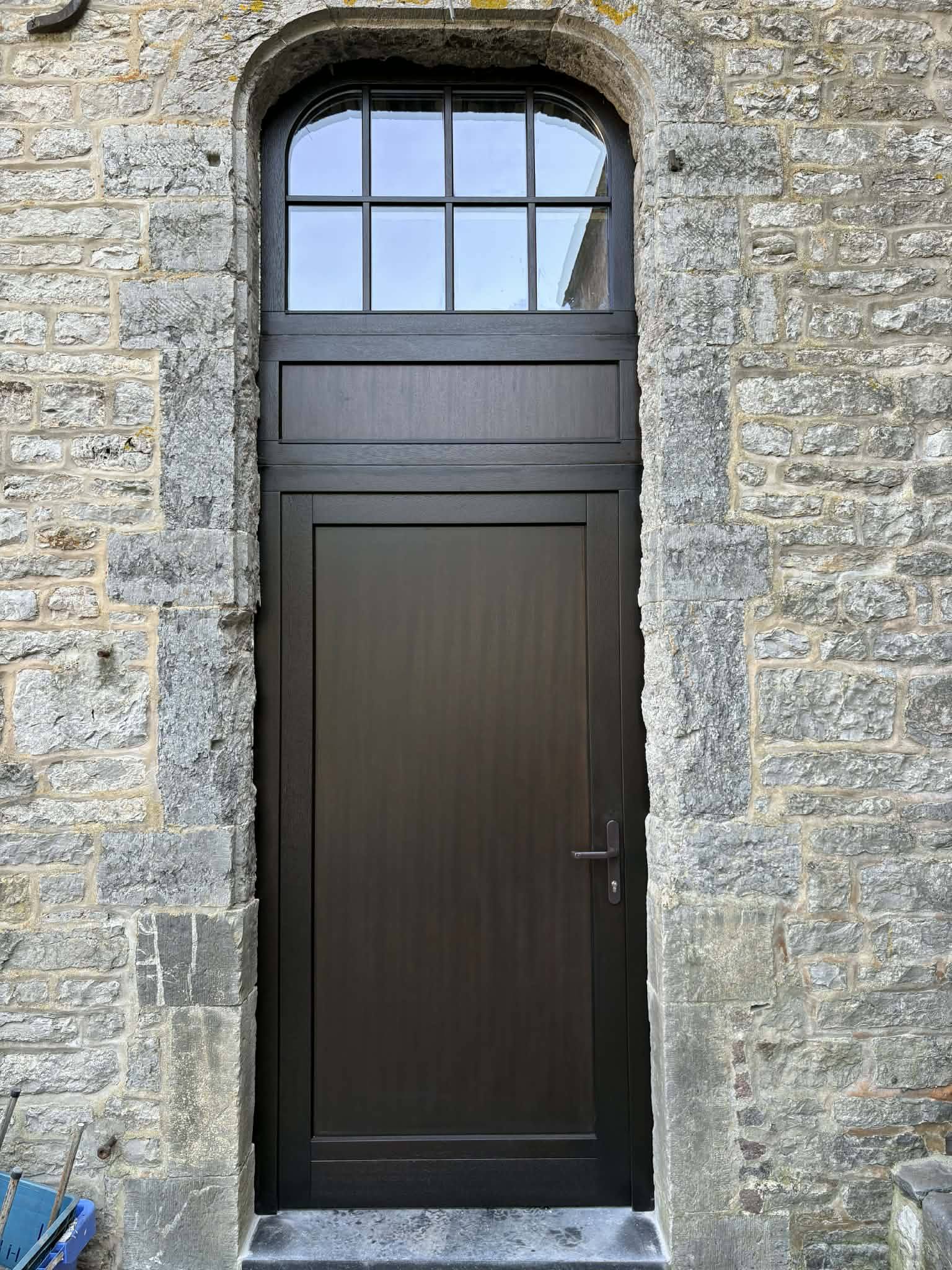 Remplacement d'une porte ancienne d'un manoir par une porte moderne tout en gardant le caractère du bâtiment rustique